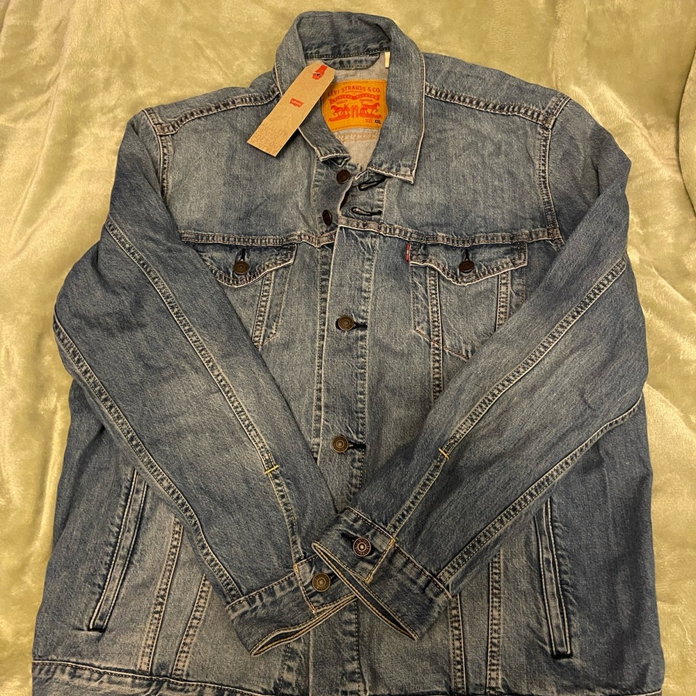 Levi's Lightweight Blue Denim Jacket - Classic Truckers Style